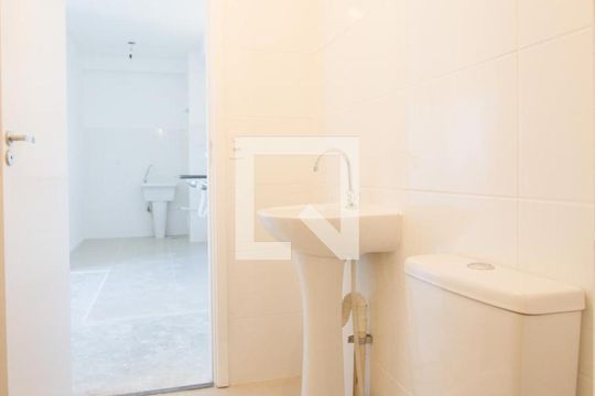 Banheiro de apartamento para alugar com 2 quartos, 33m² em Santo Amaro, São Paulo