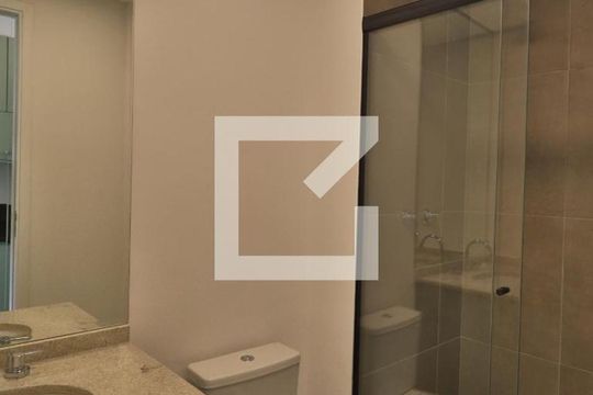 Banheiro de kitnet/studio para alugar com 1 quarto, 27m² em Pinheiros, São Paulo