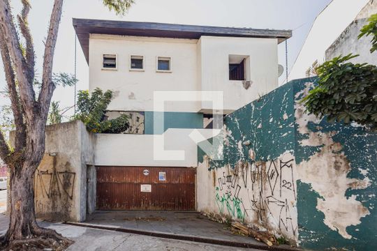Fachada de casa à venda com 3 quartos, 240m² em Vila Madalena, São Paulo