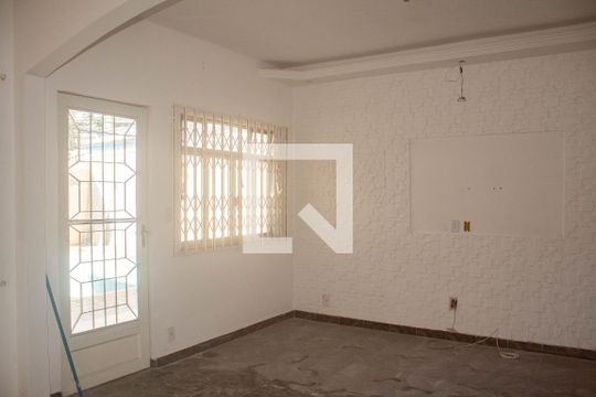 Casa para alugar com 3 quartos, 200m² em Centro, Nilópolis