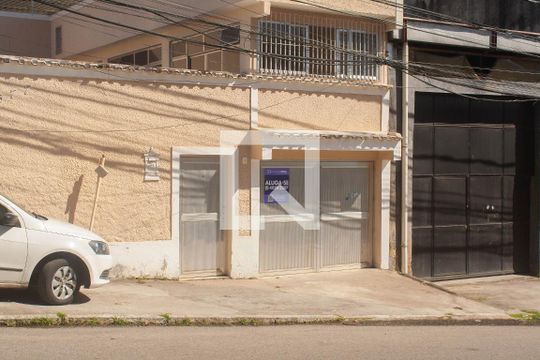 Fachada de casa para alugar com 3 quartos, 200m² em Centro, Nilópolis
