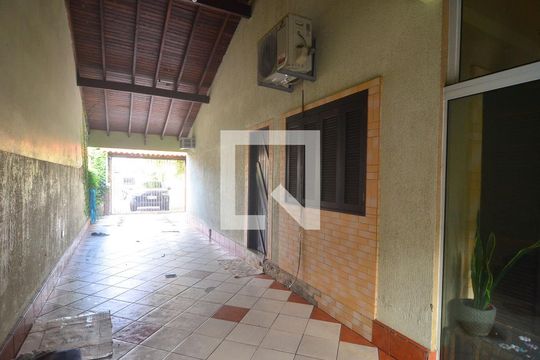 Garagem de casa à venda com 2 quartos, 140m² em Mato Grande, Canoas