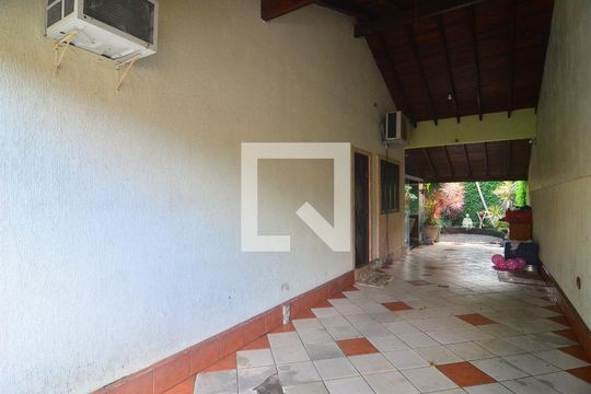 Garagem de casa à venda com 2 quartos, 140m² em Mato Grande, Canoas