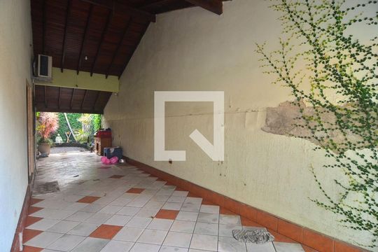 Garagem de casa à venda com 2 quartos, 140m² em Mato Grande, Canoas