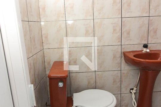 Banheiro de casa de condomínio para alugar com 1 quarto, 35m² em Vila Joao Pessoa, Porto Alegre