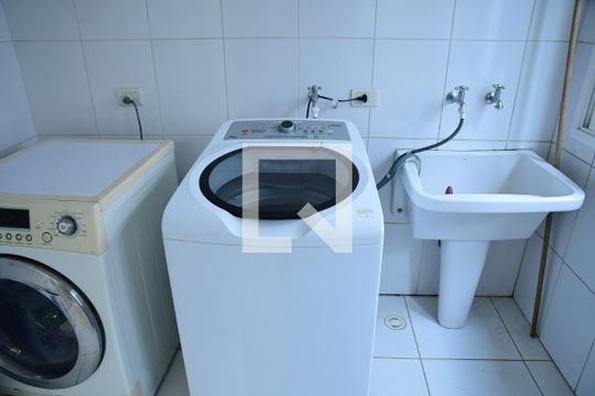 Lavanderia de casa de condomínio para alugar com 4 quartos, 330m² em Jardim Colibri, Cotia
