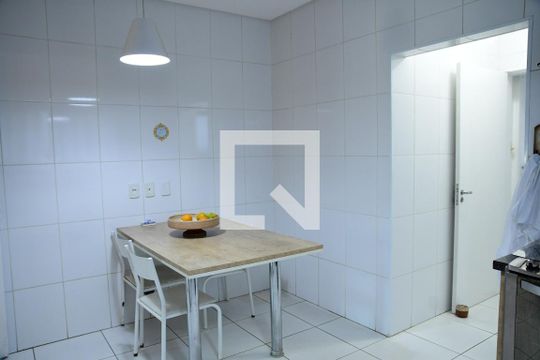 Cozinha de casa de condomínio para alugar com 4 quartos, 330m² em Jardim Colibri, Cotia