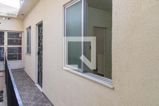 Entrada de casa para alugar com 1 quarto, 40m² em Olaria, Rio de Janeiro