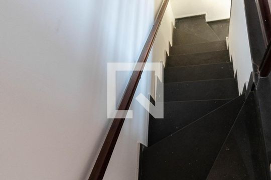 Escadas de casa à venda com 3 quartos, 200m² em São Domingos, São Paulo