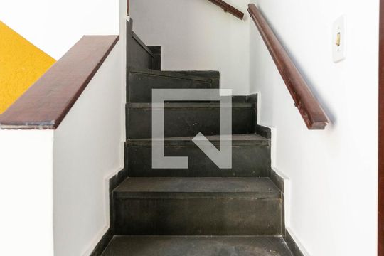 Escadas de casa à venda com 3 quartos, 200m² em São Domingos, São Paulo