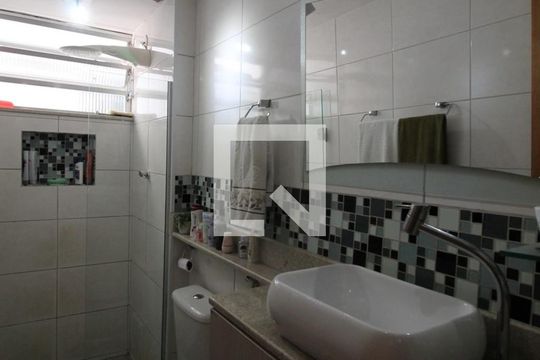 Banheiro Social de apartamento à venda com 2 quartos, 48m² em Inhauma, Rio de Janeiro