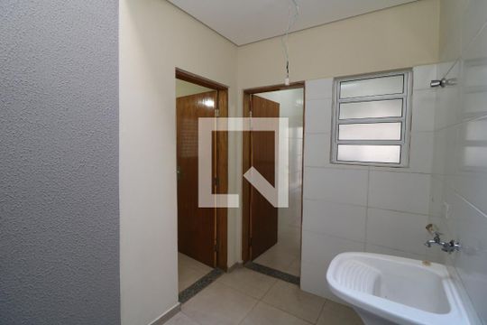 Área de Serviço de apartamento para alugar com 2 quartos, 30m² em Jardim Santa Teresinha, São Paulo