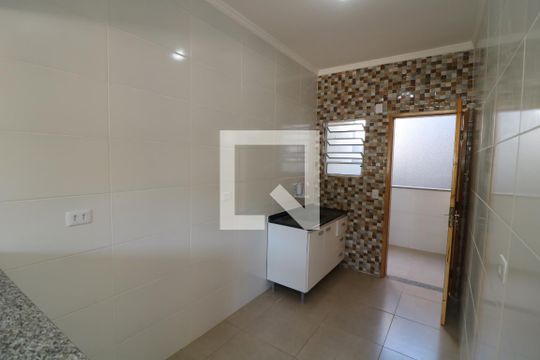 Cozinha de apartamento para alugar com 2 quartos, 30m² em Jardim Santa Teresinha, São Paulo