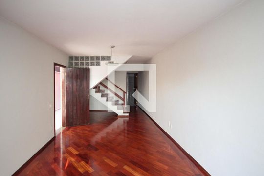 Casa para alugar com 3 quartos, 260m² em Jardim Tietê, São Paulo