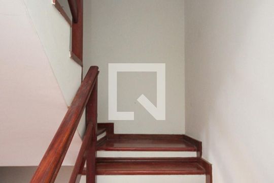 Escada de casa para alugar com 3 quartos, 260m² em Jardim Tietê, São Paulo