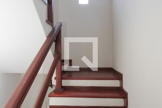 Escada de casa para alugar com 3 quartos, 260m² em Jardim Tietê, São Paulo