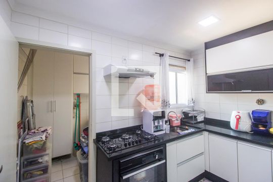 Cozinha de apartamento à venda com 3 quartos, 105m² em Jardim Tupanci, Barueri