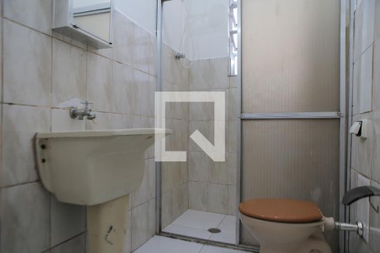 Banheiro de kitnet/studio para alugar com 1 quarto, 21m² em Boqueirão, Santos