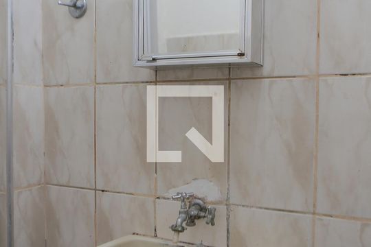 Banheiro de kitnet/studio para alugar com 1 quarto, 21m² em Boqueirão, Santos