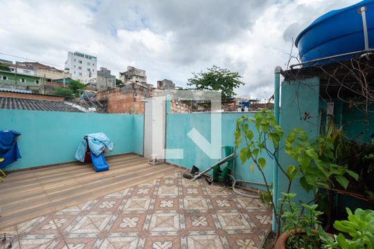 Quintal de casa à venda com 5 quartos, 340m² em Bairro da Glória, Contagem