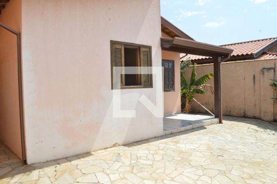Quintal frente de casa para alugar com 2 quartos, 110m² em Vila Trinta E Um de Março, Campinas