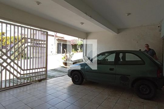 Garagem de casa à venda com 4 quartos, 130m² em Conjunto Habitacional Padre José de Anchieta, São Paulo