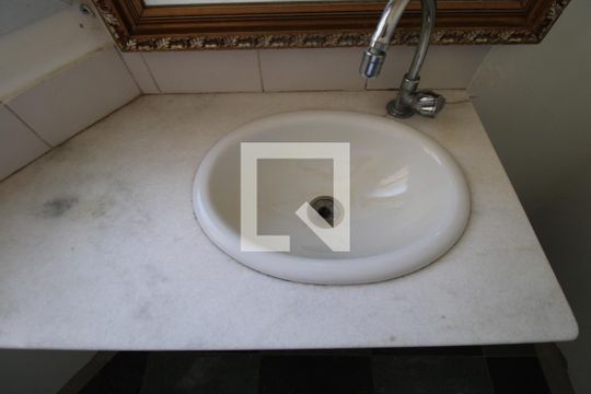 Banheiro de apartamento à venda com 1 quarto, 47m² em Centro, Campinas
