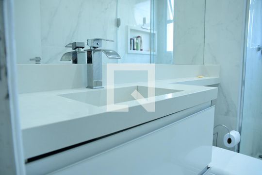 Banheiro de apartamento para alugar com 2 quartos, 54m² em Jardim Colibri, Cotia