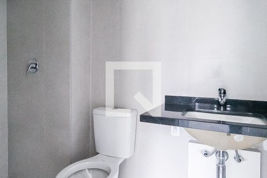 Banheiro de apartamento à venda com 2 quartos, 65m² em Auxiliadora, Porto Alegre
