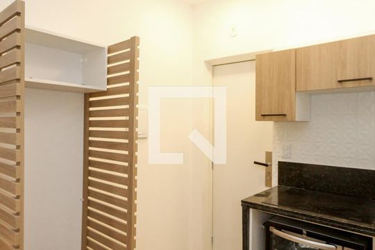 Sala / Cozinha de apartamento para alugar com 1 quarto, 30m² em Copacabana, Rio de Janeiro