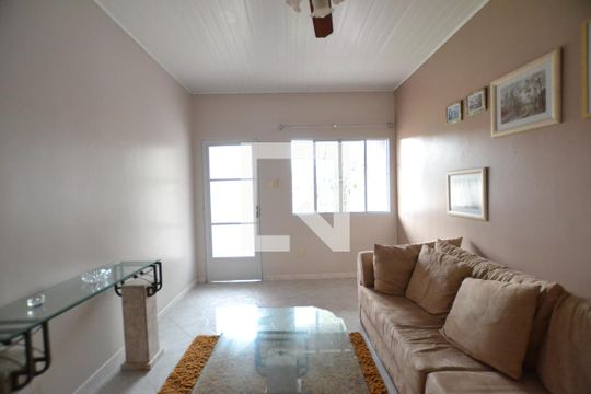 Sala de casa à venda com 3 quartos, 120m² em Cavalhada, Porto Alegre