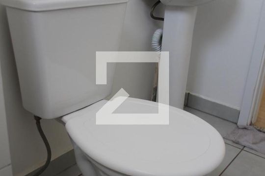 Banheiro de apartamento à venda com 2 quartos, 48m² em Vila Carmosina, São Paulo
