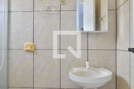 Banheiro  de kitnet/studio para alugar com 1 quarto, 30m² em São Luis, Canoas