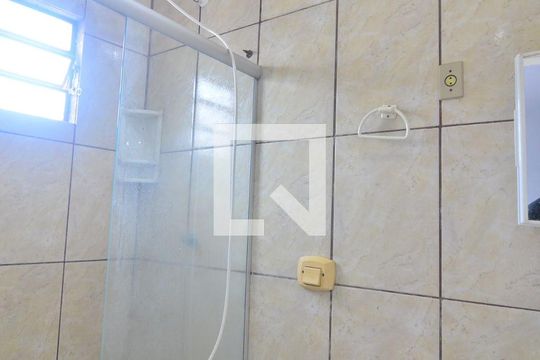 Banheiro  de kitnet/studio para alugar com 1 quarto, 30m² em São Luis, Canoas