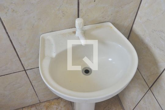 Banheiro  de kitnet/studio para alugar com 1 quarto, 30m² em São Luis, Canoas