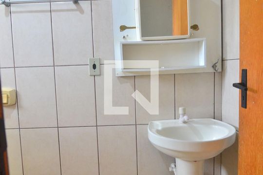 Banheiro  de apartamento para alugar com 1 quarto, 40m² em São José, Canoas