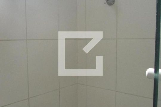 Banheiro de apartamento para alugar com 2 quartos, 52m² em Inhoaíba, Rio de Janeiro