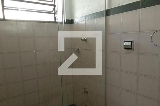 Banheiro de casa para alugar com 1 quarto, 35m² em Vila Londrina, São Paulo