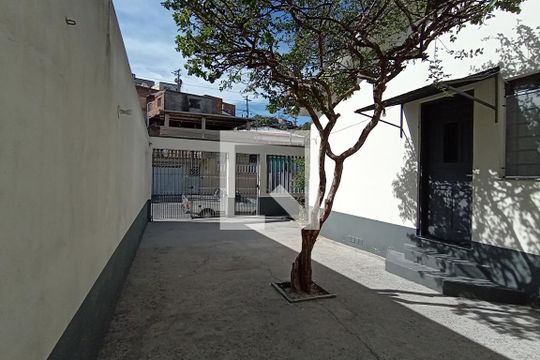 Quintal de casa para alugar com 1 quarto, 35m² em Vila Londrina, São Paulo