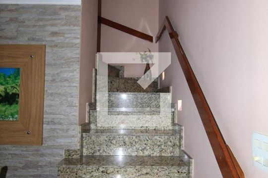 Escada de casa à venda com 3 quartos, 277m² em Olaria, Rio de Janeiro