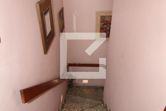 Escada de casa à venda com 3 quartos, 277m² em Olaria, Rio de Janeiro