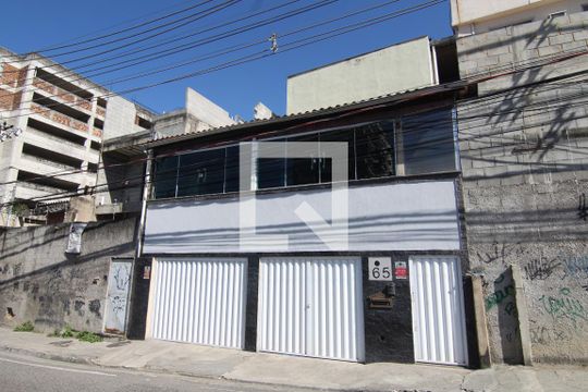 Fachada de casa à venda com 3 quartos, 277m² em Olaria, Rio de Janeiro
