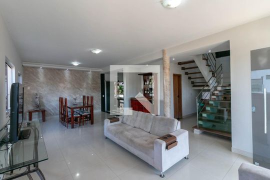 Sala de casa à venda com 4 quartos, 450m² em Cabral, Contagem