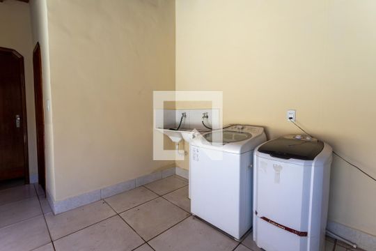 Área de Serviço de casa para alugar com 4 quartos, 430m² em Parque Amazonia, Goiânia
