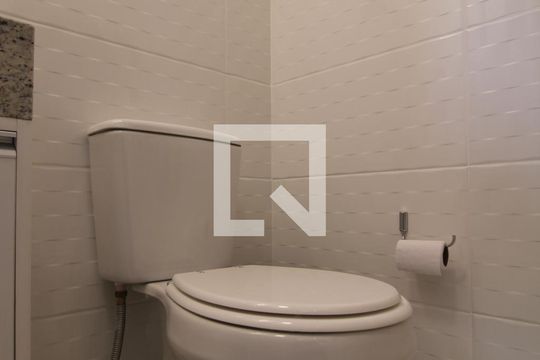 Banheiro de kitnet/studio para alugar com 1 quarto, 22m² em Jardim das Acacias, São Paulo