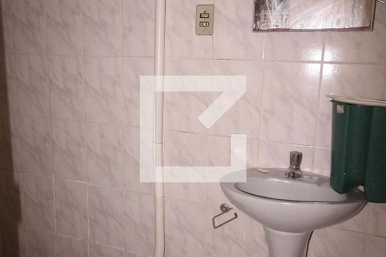 Banheiro de casa para alugar com 1 quarto, 60m² em Vila Roque, São Paulo