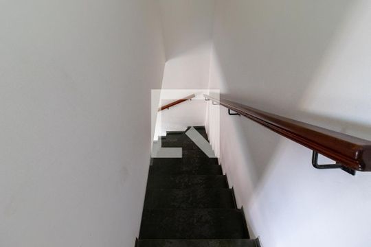 Escada de casa para alugar com 2 quartos, 65m² em Vila Pauliceia, São Paulo