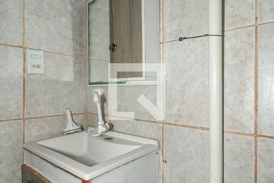 Banheiro de apartamento à venda com 2 quartos, 47m² em Rubem Berta, Porto Alegre