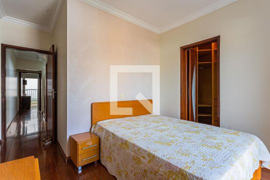 Suite de casa para alugar com 3 quartos, 300m² em Vila Silvestre, Santo André