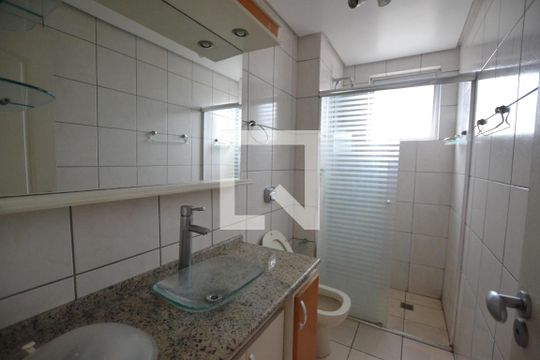 Banheiro de apartamento à venda com 2 quartos, 62m² em Cavalhada, Porto Alegre